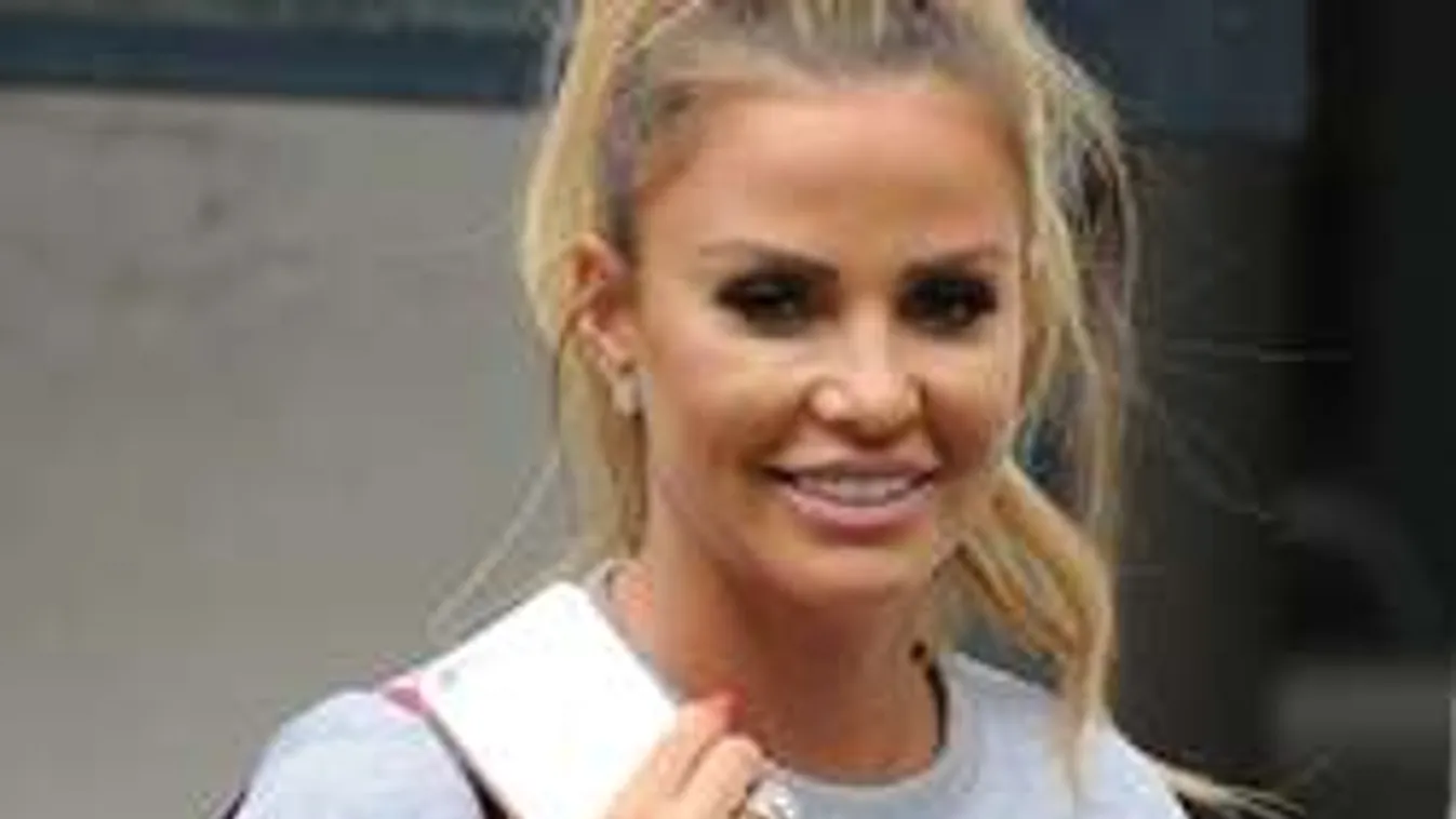 Az utcán mutatta meg új melleit a botrányos sztáranyuka - Fotó