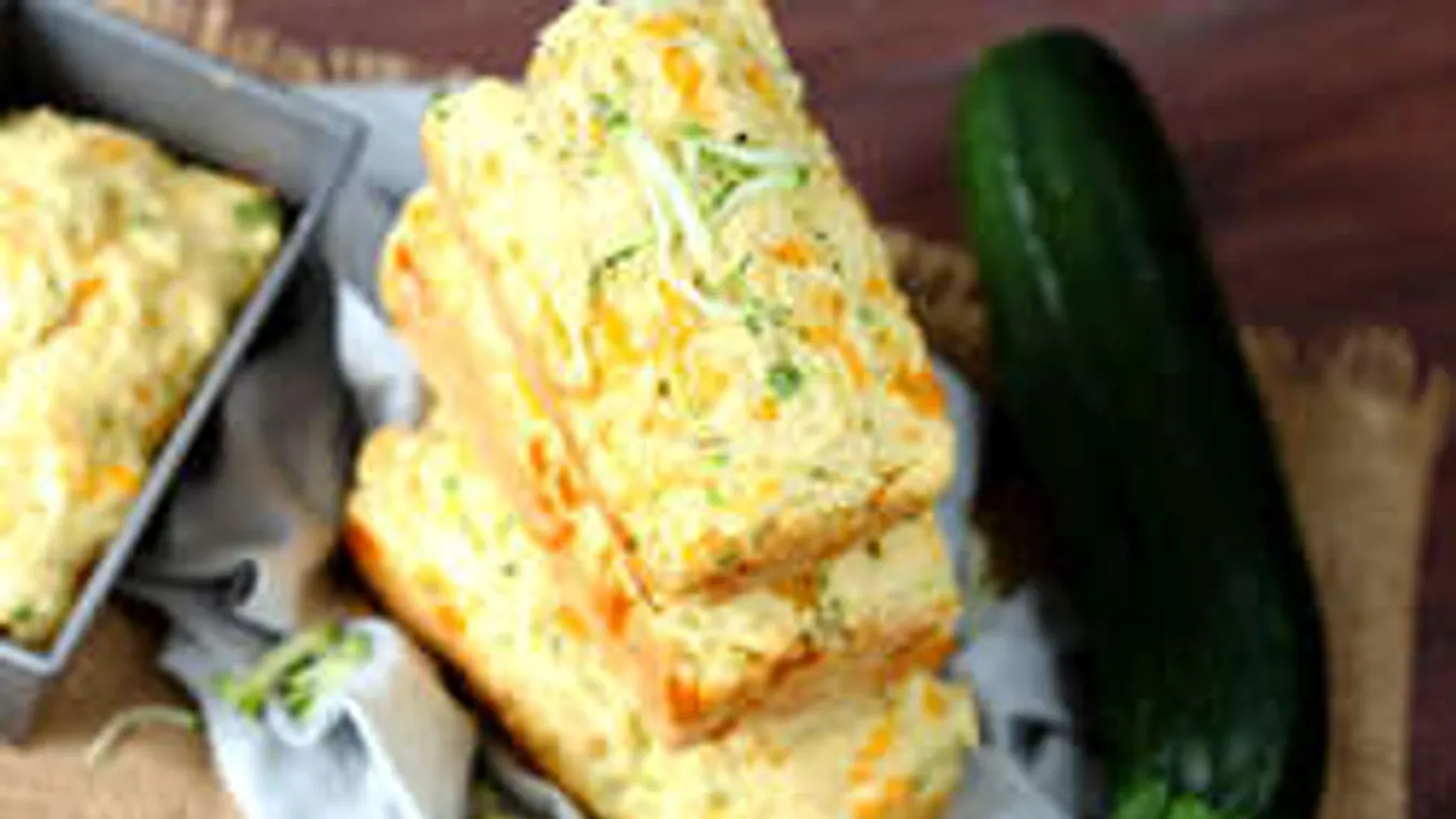 Felejtsd el a pogácsát! Készíts sajtos-fokhagymás cukkinirudat