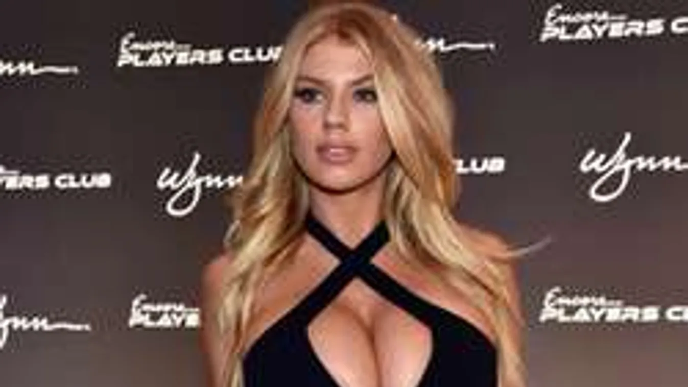 Gigamellekkel hódít a vadító szőke bombázó