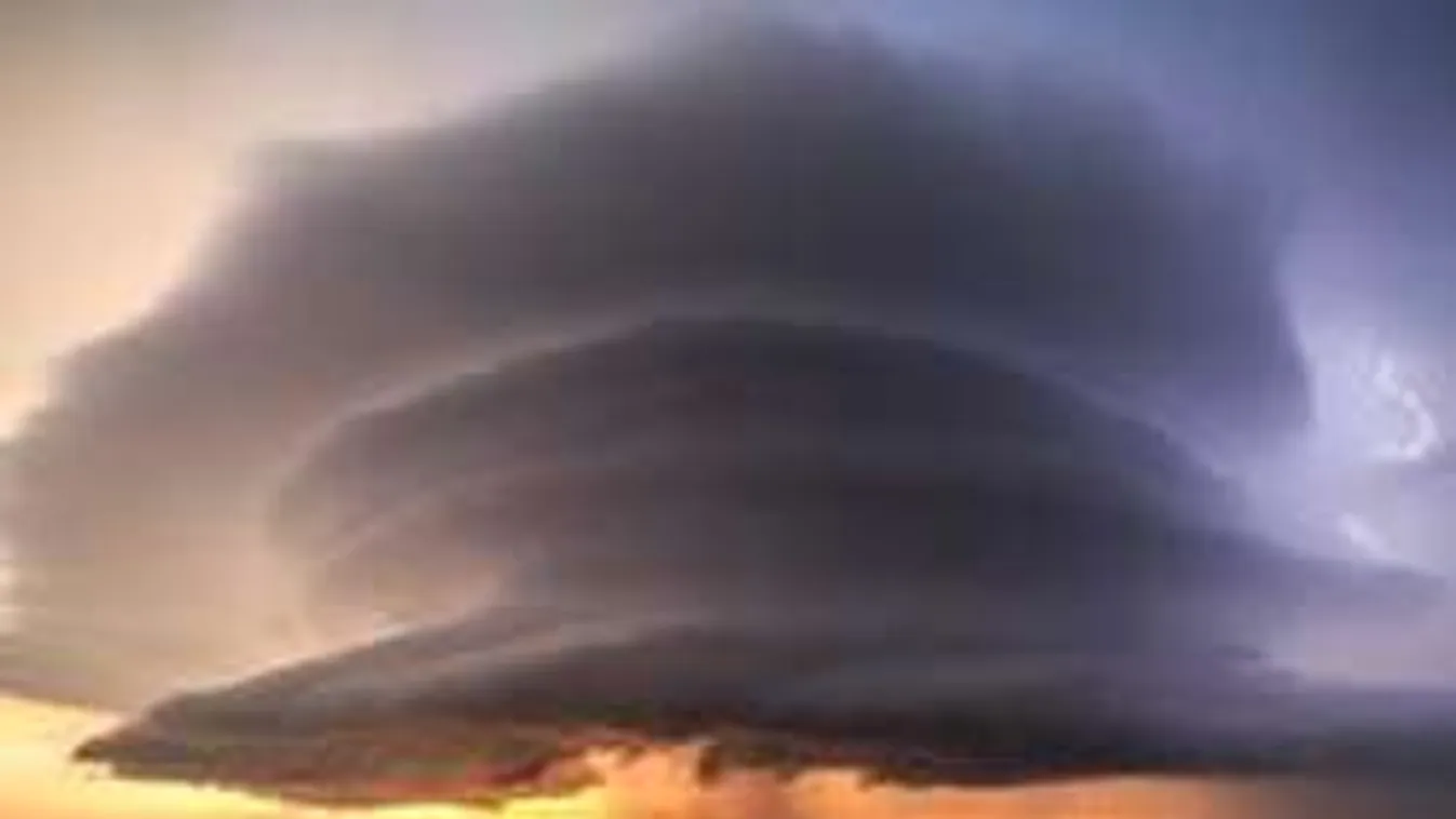Lecsapott az ufó alakú tornádó! Beindultak a találgatások! - Fotók