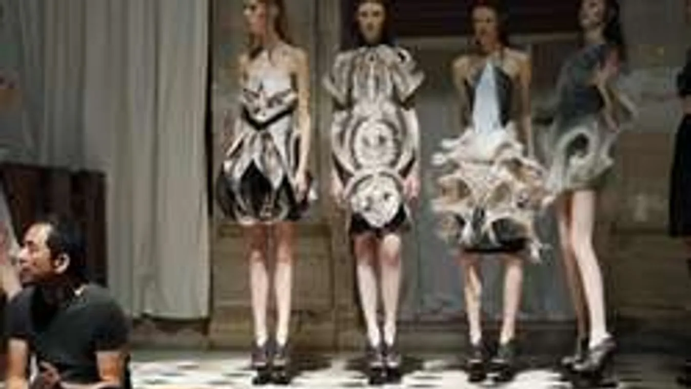 Mellbimbóvillantással indult a Párizsi Divathét! - Fotó