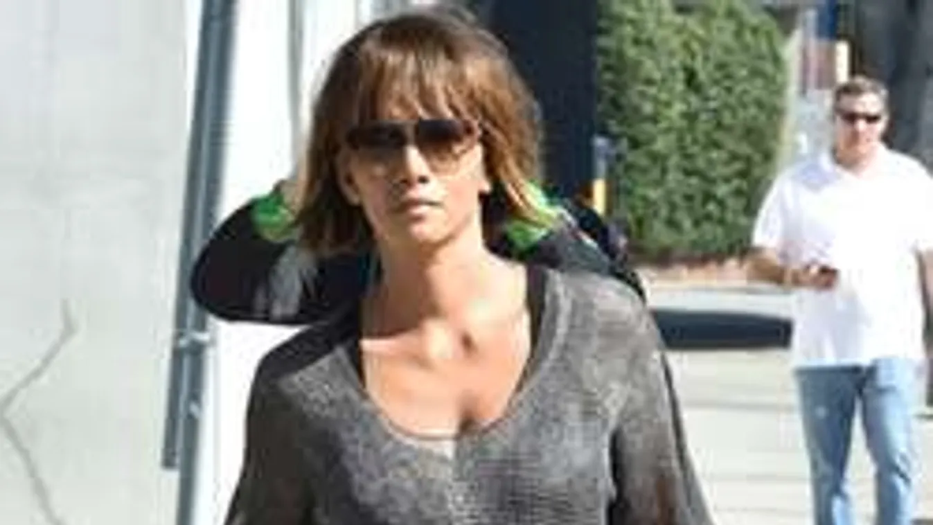 Lélegzetelállító bikinis kép a legdögösebb sztáranyukáról