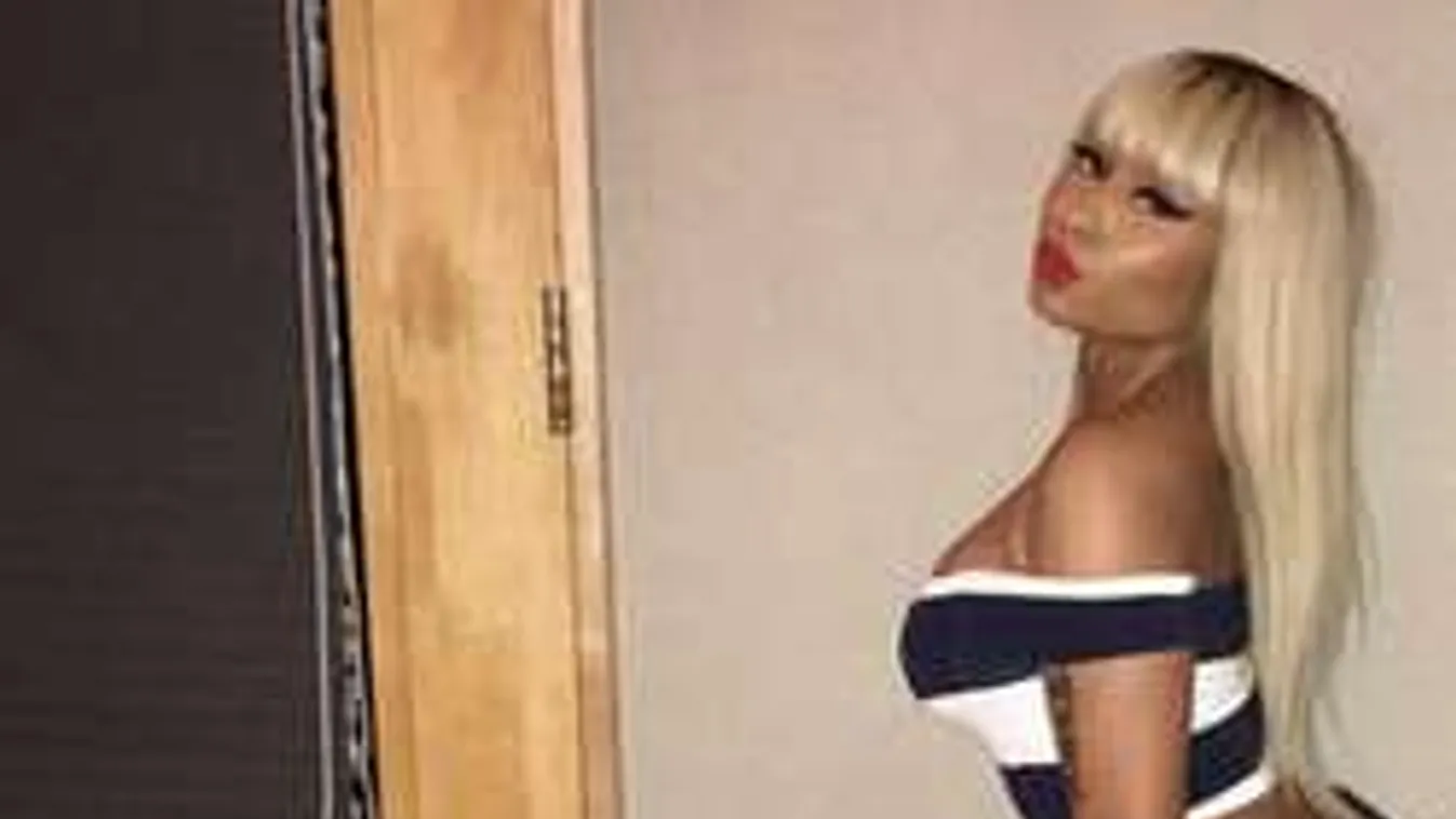 Villantással ünnepelt a hatalmas mellű énekesnő! - Fotó