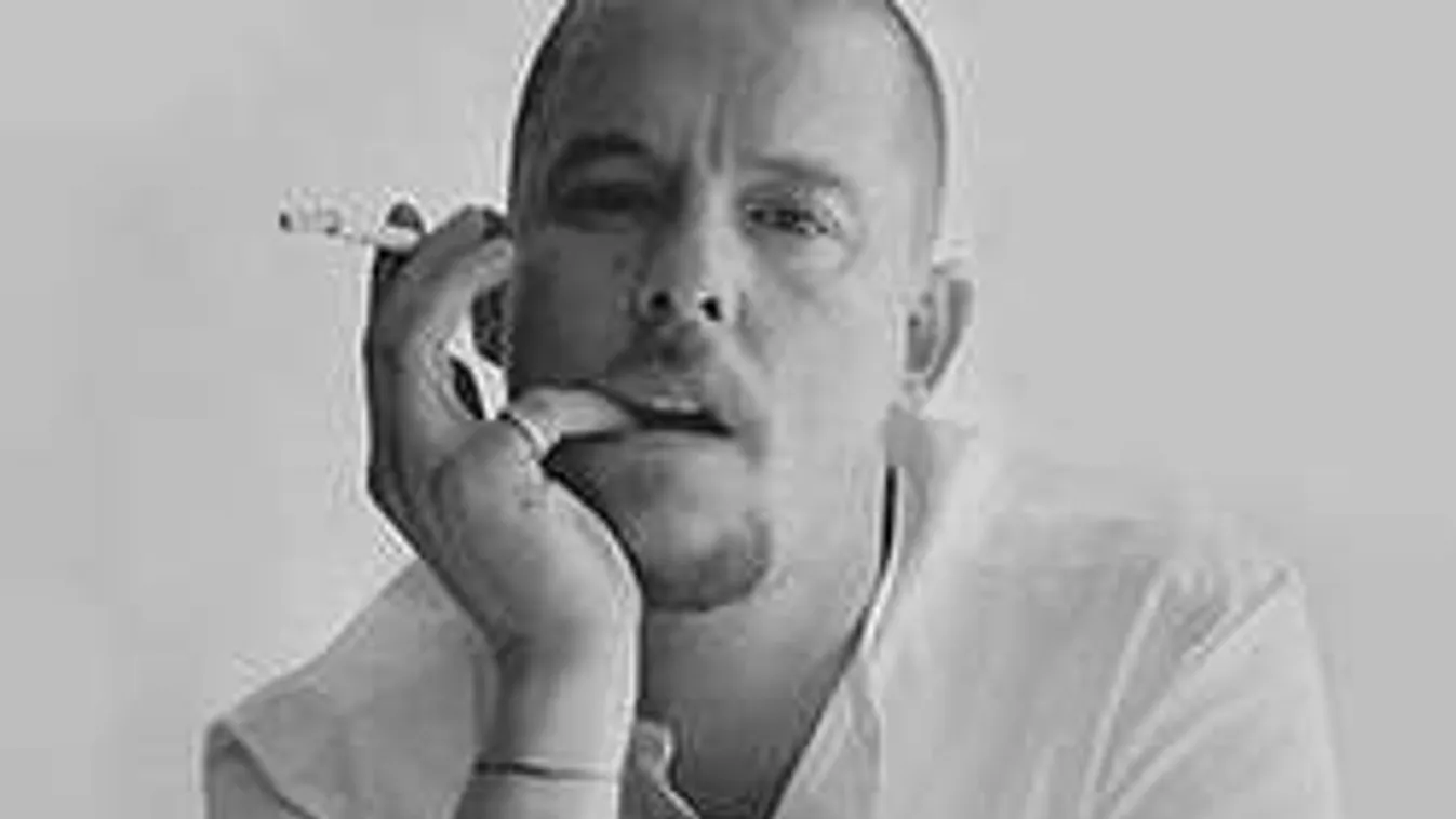 A tragikusan fiatalon elhunyt divattervező bőréből készültek ruhák!