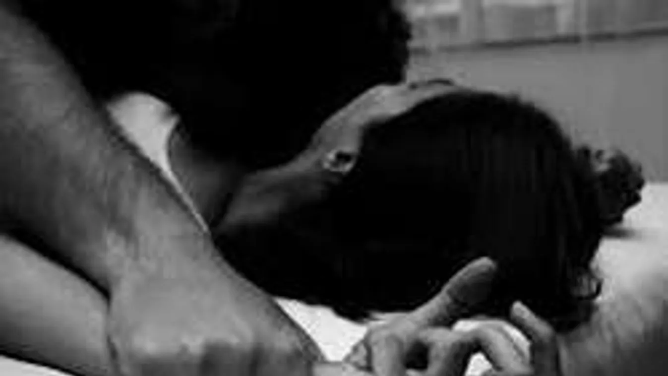 Videóra vette az énekes, ahogy megerőszakolja a rajongóit