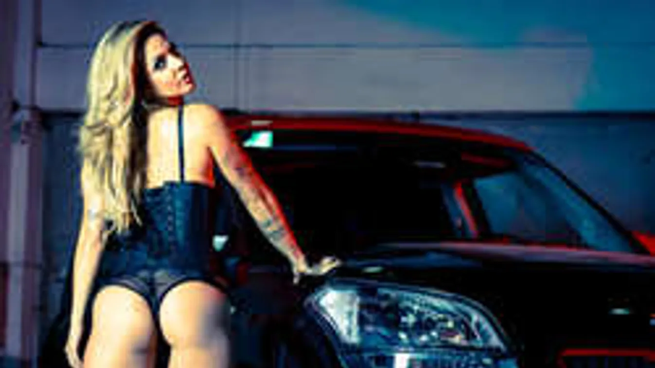 Kezdődik a cicaharc! Új popsival hódítana a szexi bombázó