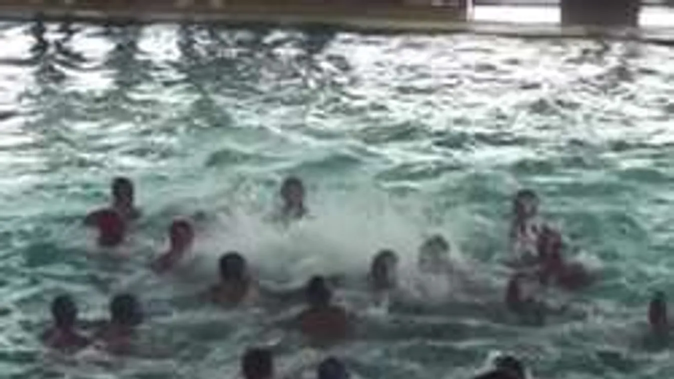 Tömegbunyó a vízben, itt a sportág szégyene