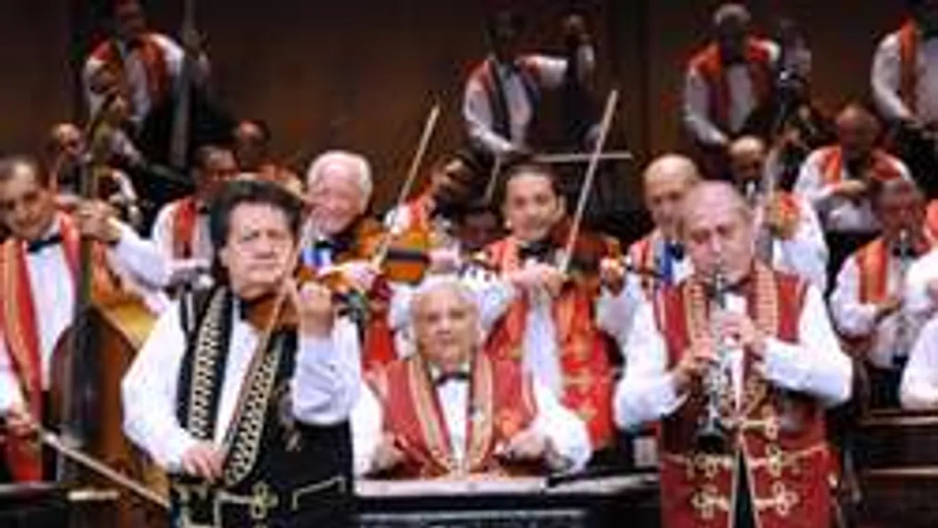 A 100 Tagú Cigányzenekar a Vajdahunyad várában