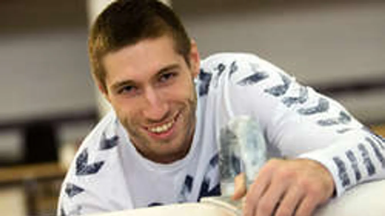 Ezzel a csinos hölggyel mutatkozott nyilvánosan Berki Krisztián