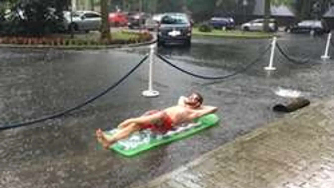 Annyi eső esett, hogy az utcán nyílt szabadstrand!