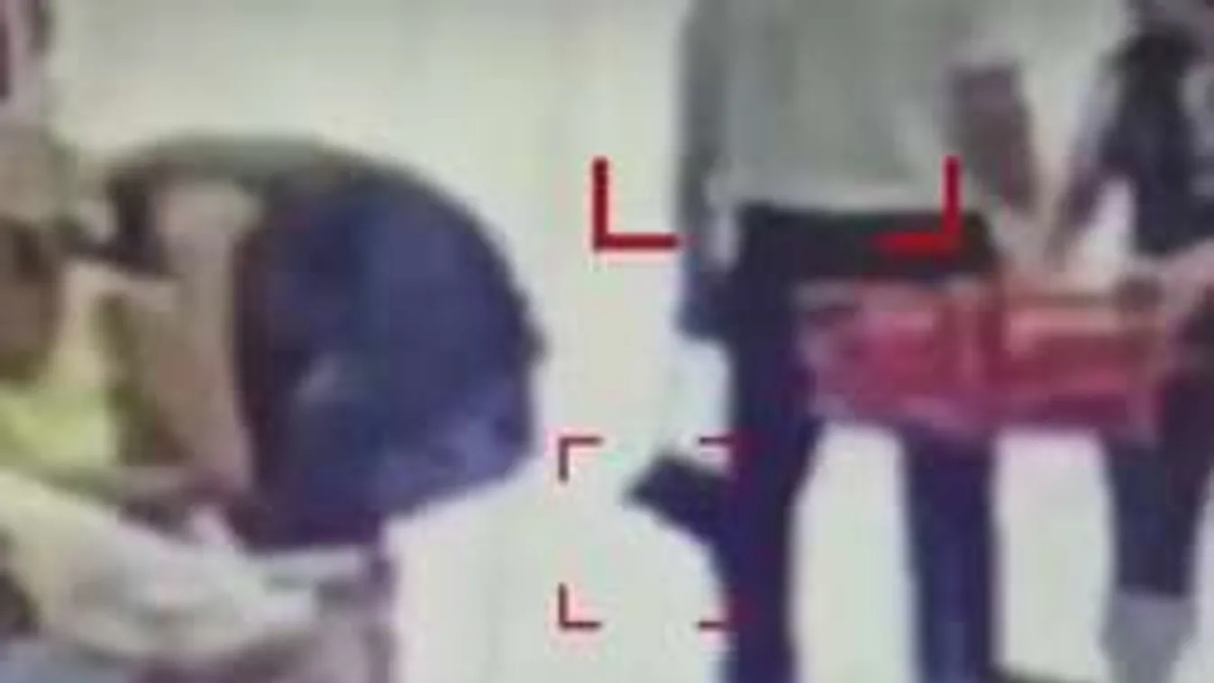 Perverz kukkoló kamerázik a nők lába közé az Auchanban! - Videó