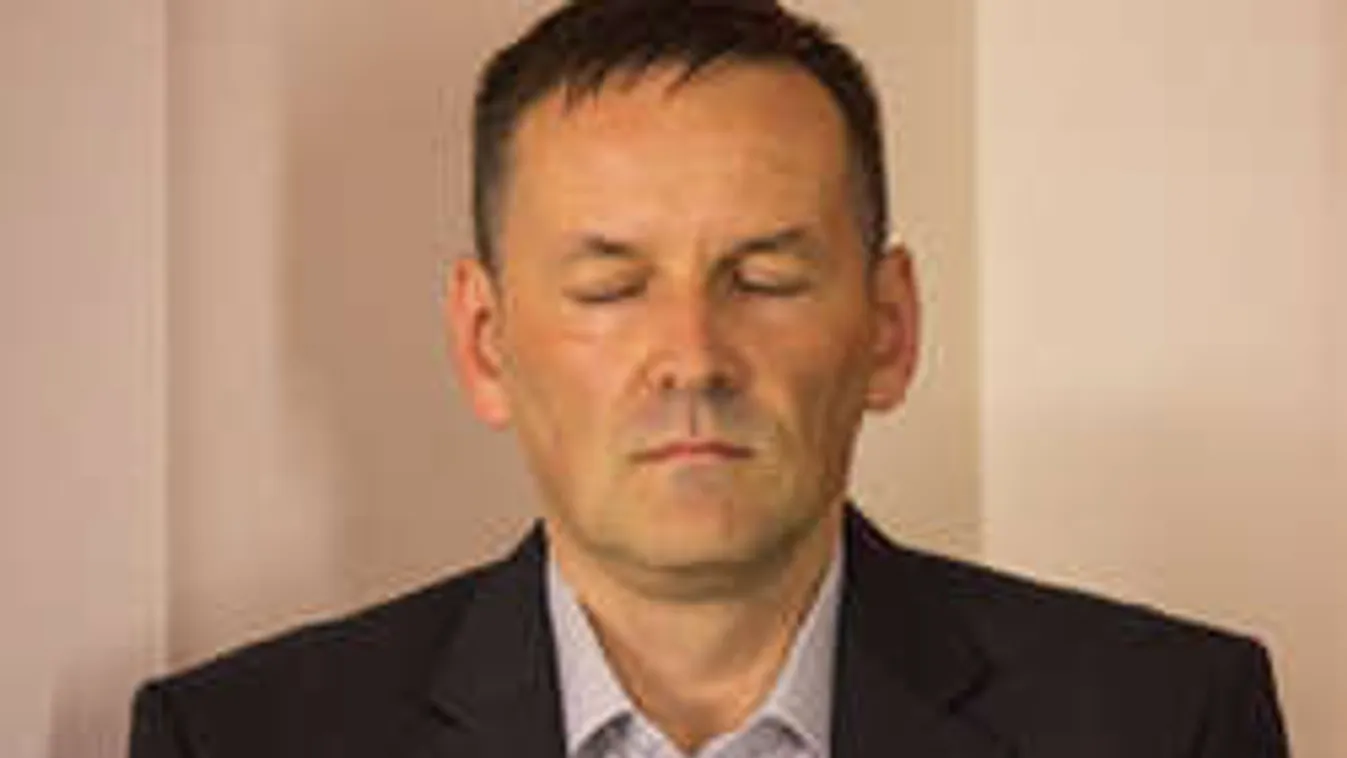 A jobbikos Volner pofára esett, szabad volt fényképezni a bokorban!