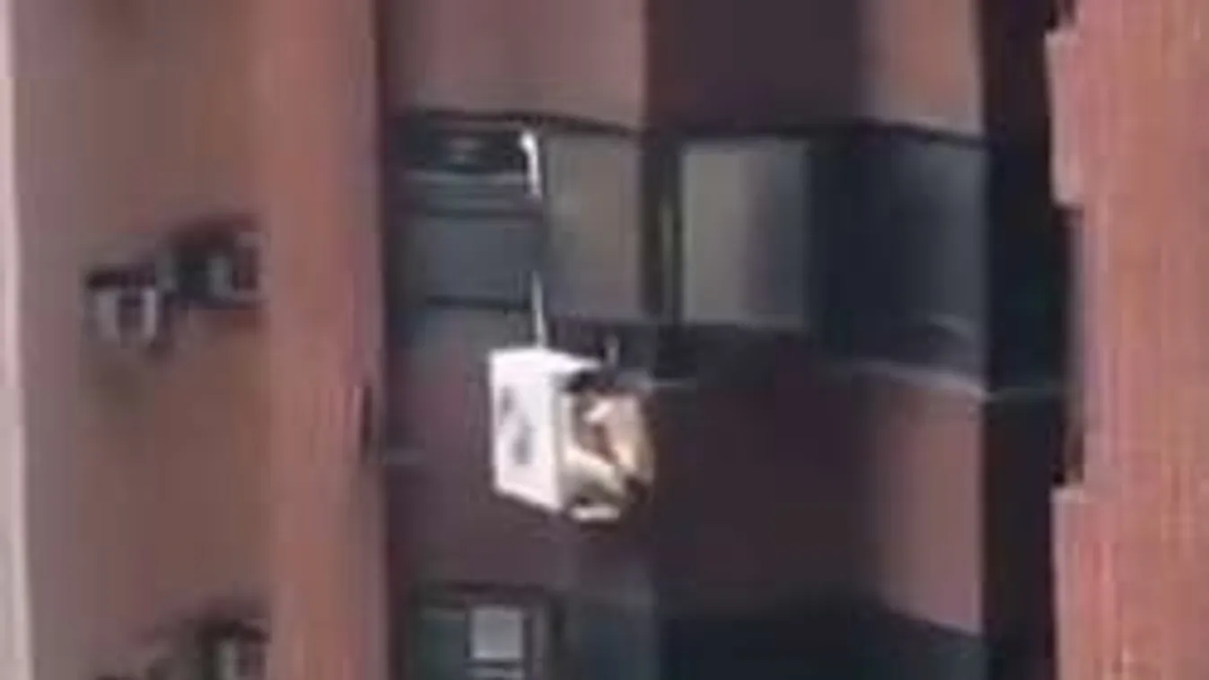 Szex után légkondiról lógott meztelenül a lebukott szerető - Videó