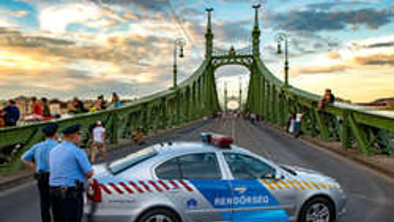 Életveszélyes szelfizések a Szabadság hídon. Ez a büntetés jár érte!