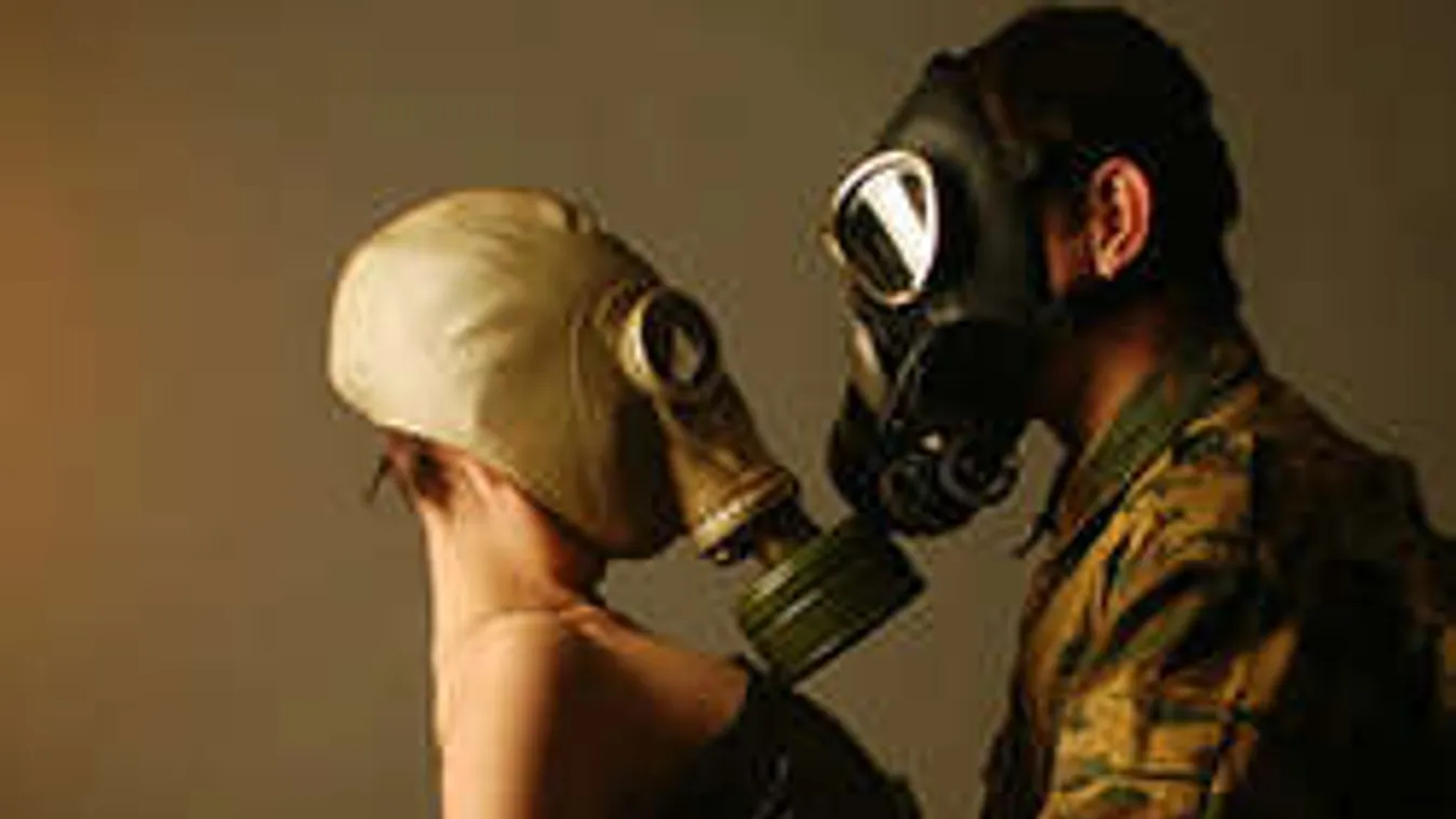 Videóra vették a 7 katonával szexelő nő vad orgiáját!