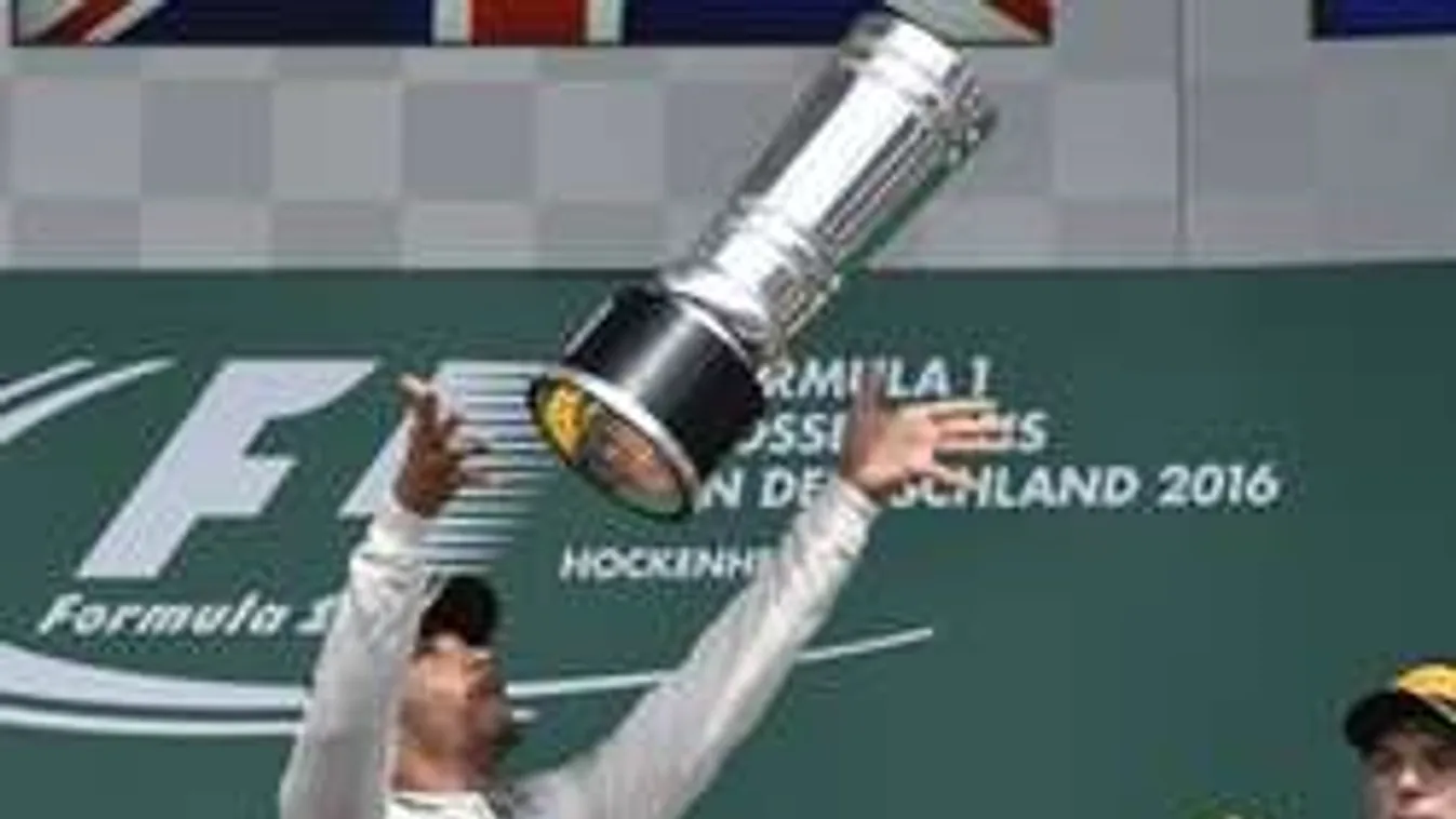 Sajátos módon ünnepelt Ricciardo a dobogón! Hamilton is csak nézett...