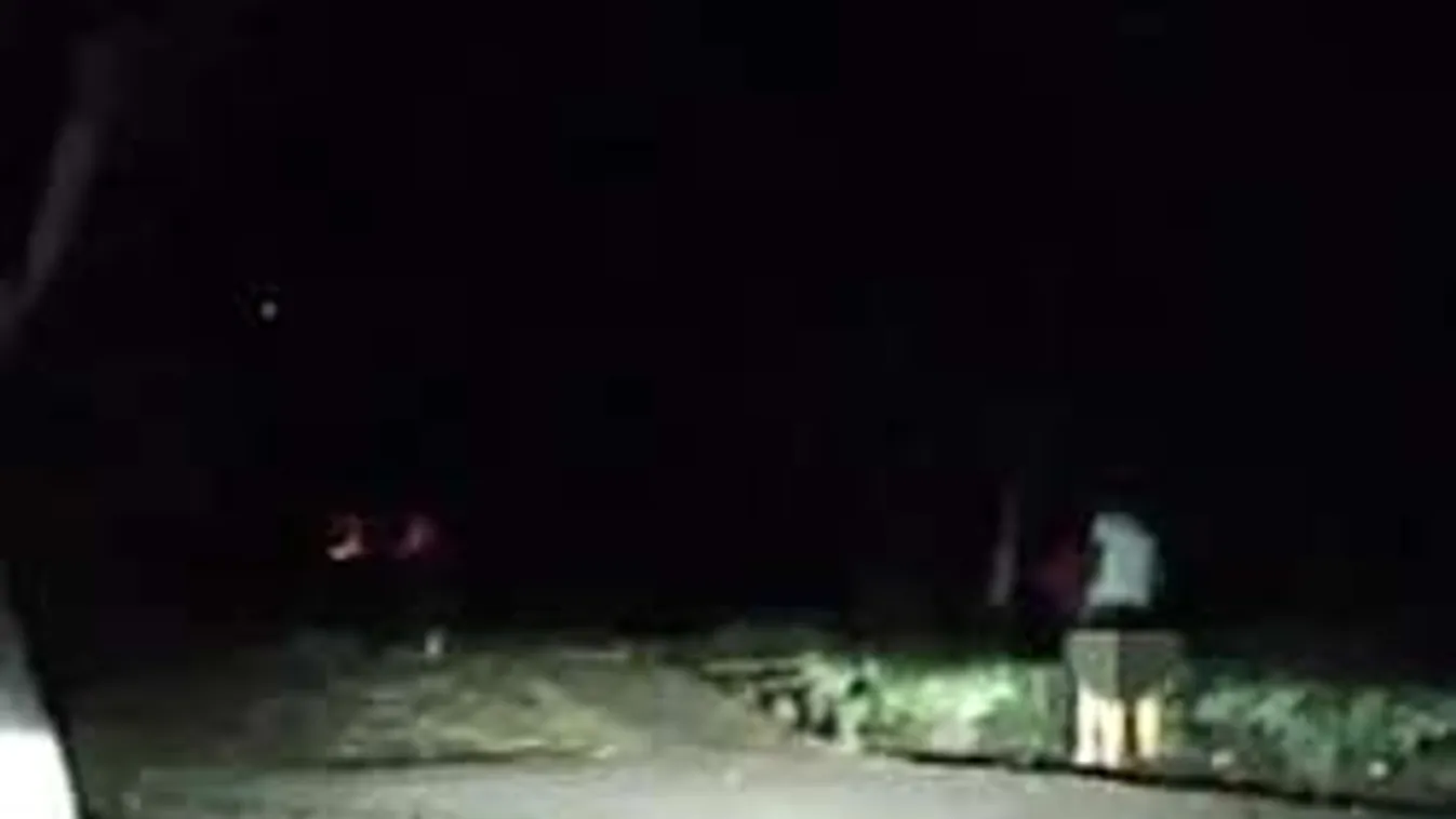 Kínos: hevesen szexeltek az út szélén, amikor lebuktak