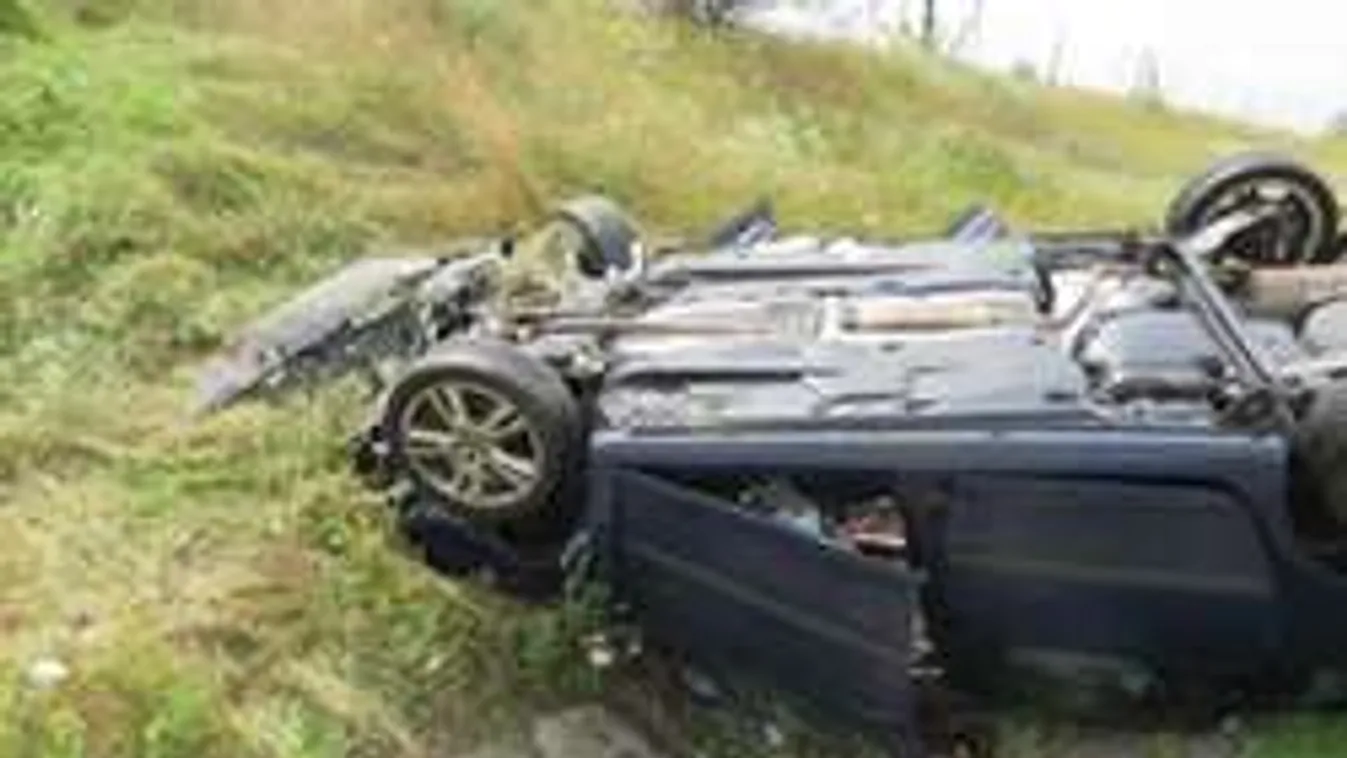 Borzalmas baleset az M1-en: szörnyethaltak az utasok