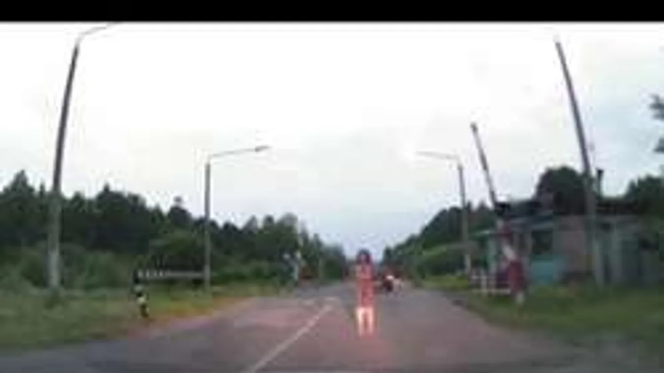 Meztelenül stoppol egy nő az úton, hogy valaki vegye már fel!