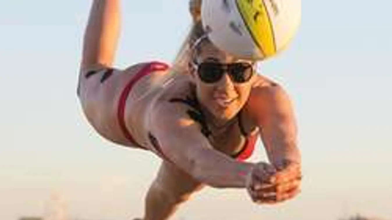 Anyaszült meztelenül röpköd a dögös strandröpis csaj