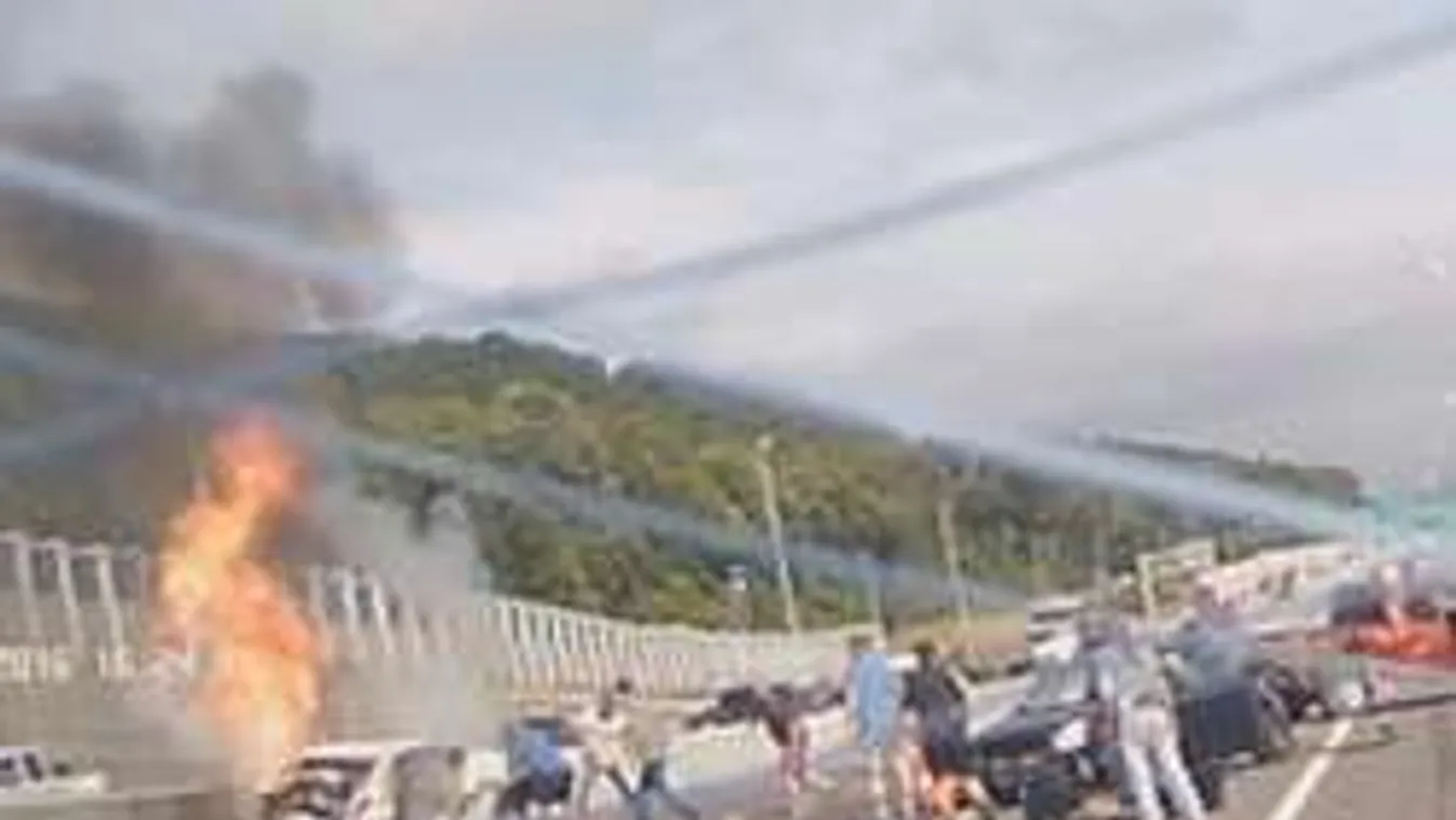 Az utolsó pillanatban húzták ki a nőt az égő autóból