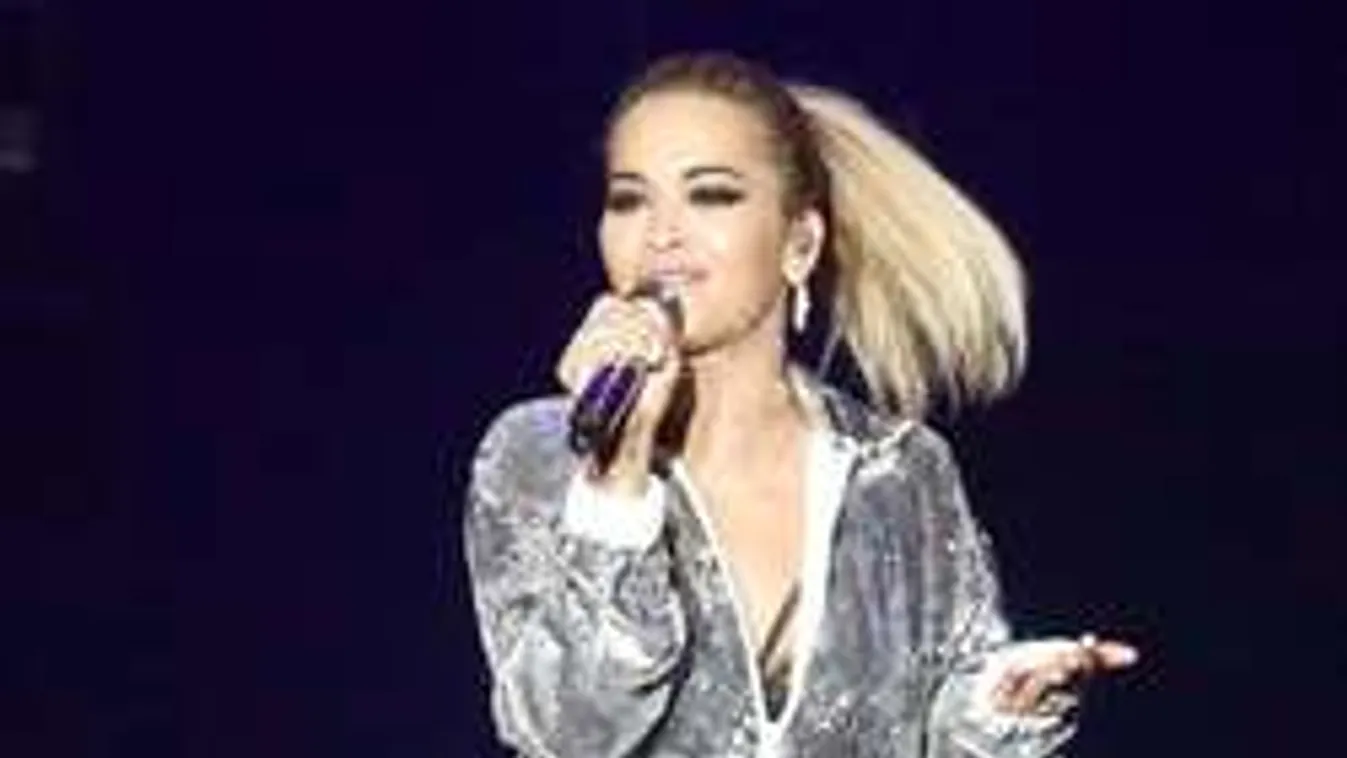 Hoppá: Egy szál bugyiban szelfizett a dögös énekesnő! - Fotó