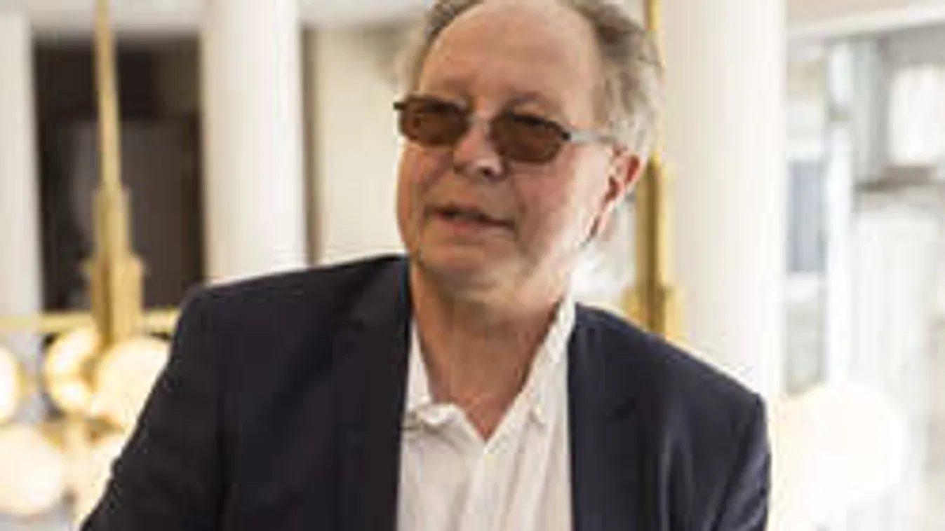 Három értágítót helyeztek a magyar énekes szervezetébe!