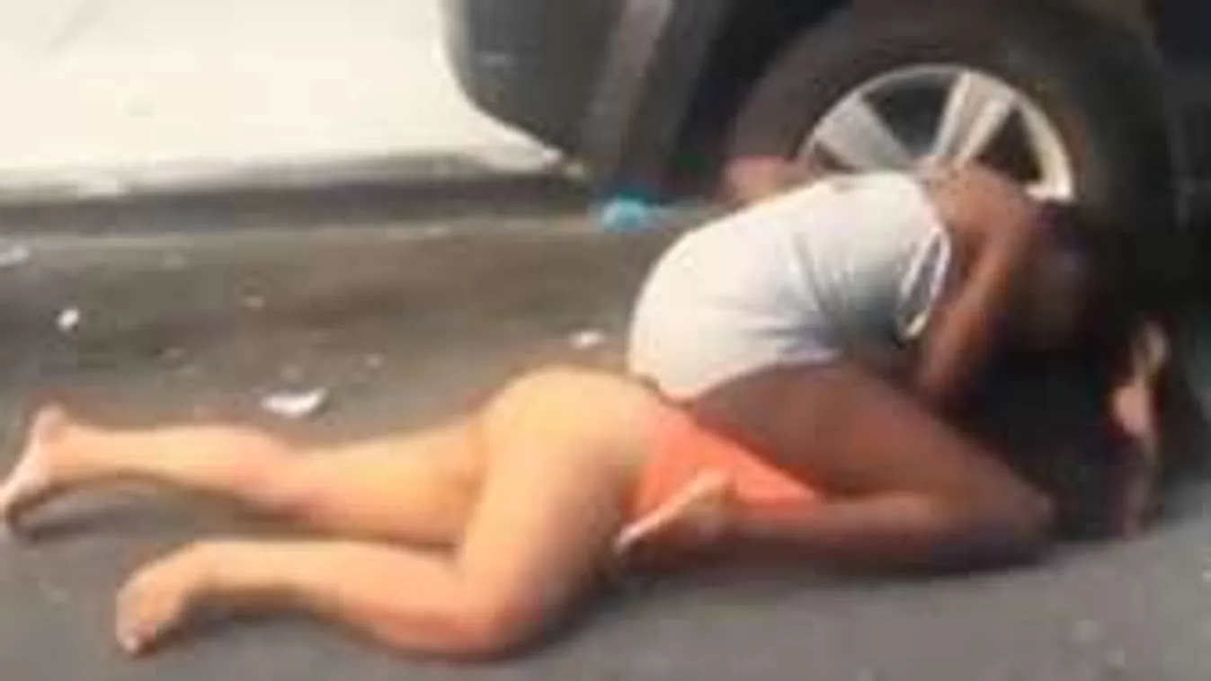 Õrület: Az utca közepén estek egymásnak a félmeztelen prostik! - Videó