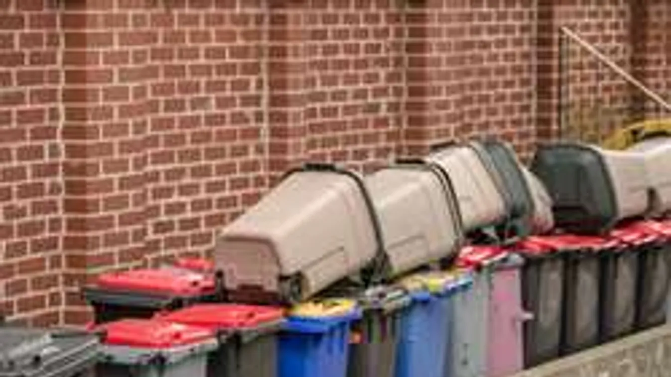 Majdnem bezúzták a férfit, mert egy szemetesben aludt