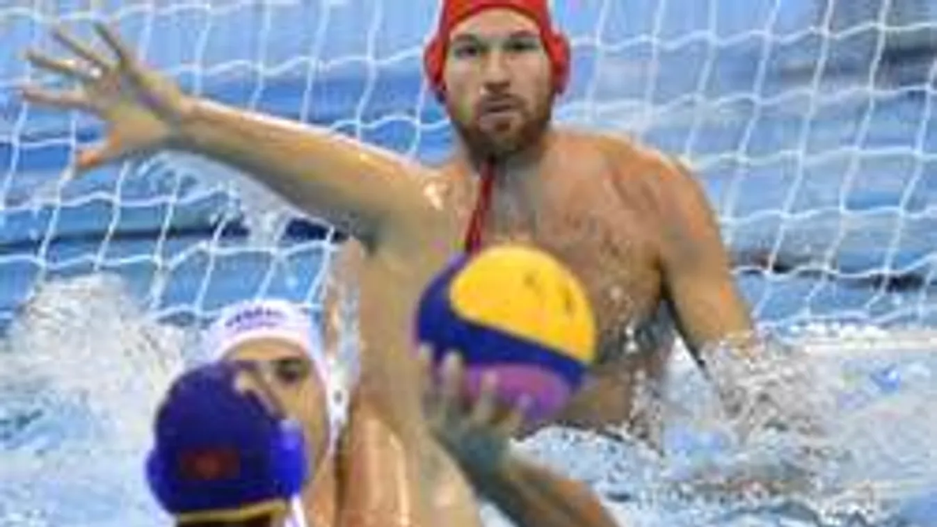 Ennyit ért a becsület, fájdalmas pofon a medencében