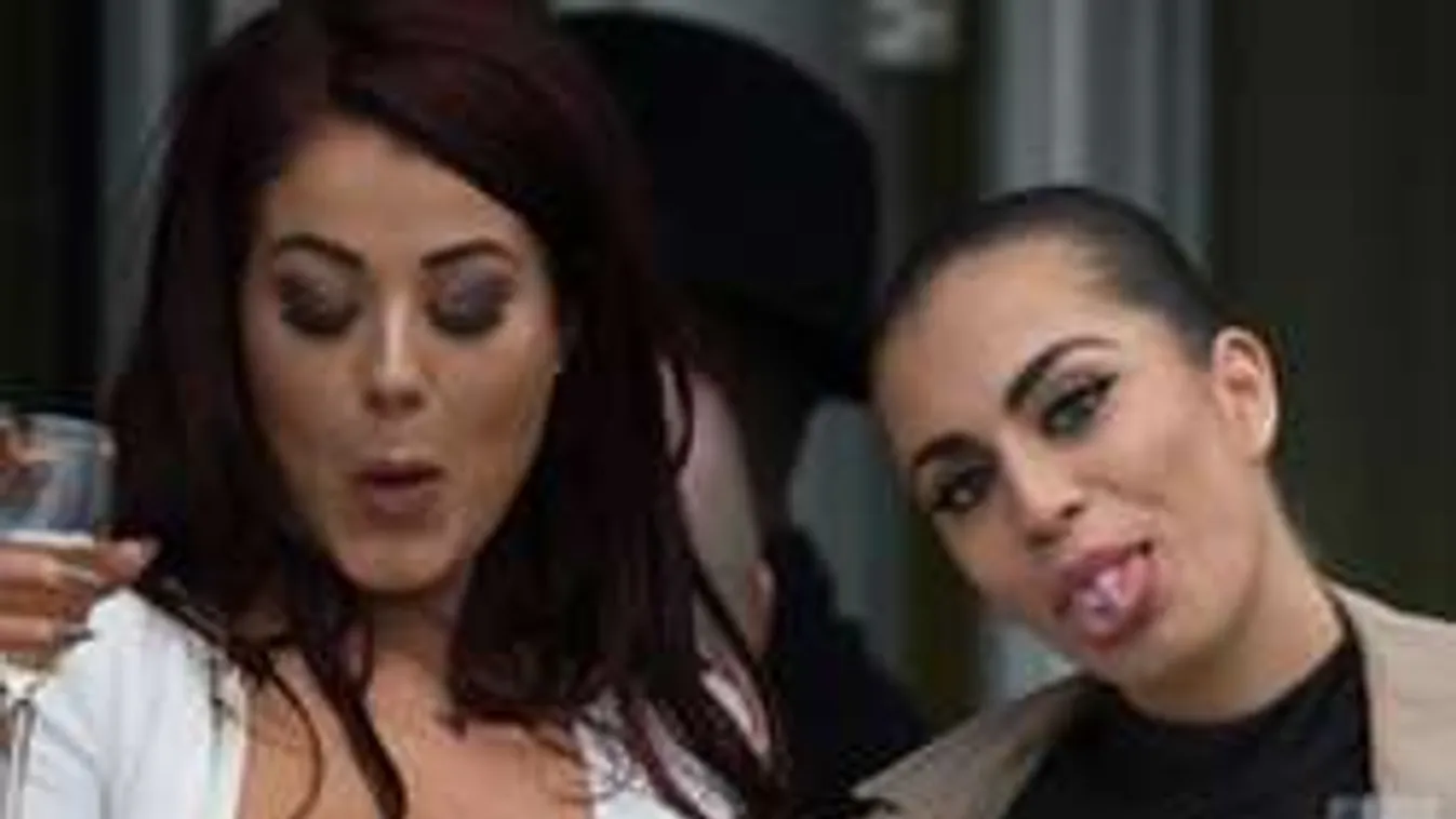 Életre szóló büntetés a mellvillantó celebeknek