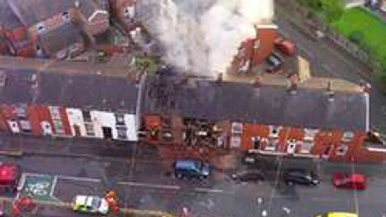 Robbanás egy angol kisvárosban! A tetőről ugrottak le a rémült lakók!