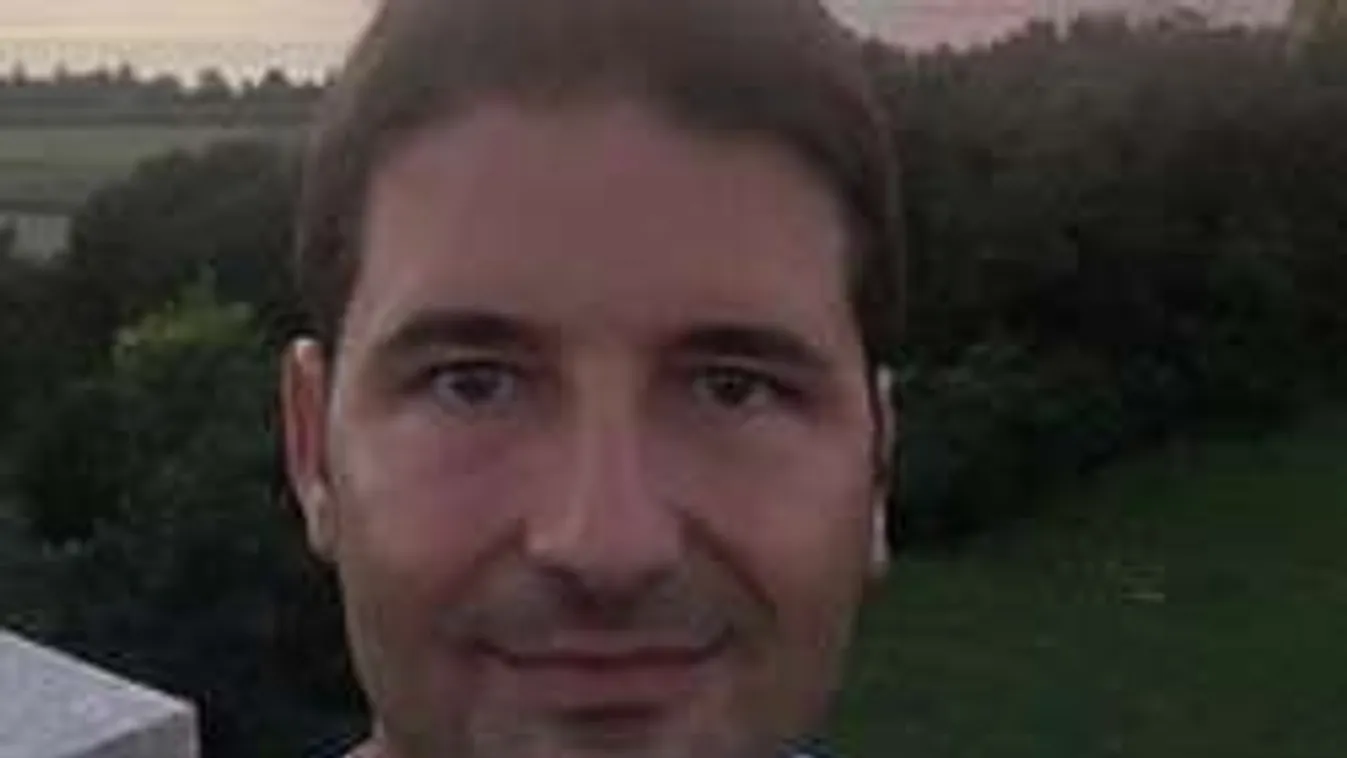 Nem hiszed el, ki tűnt fel Hajdú Péter mellett a reptéren