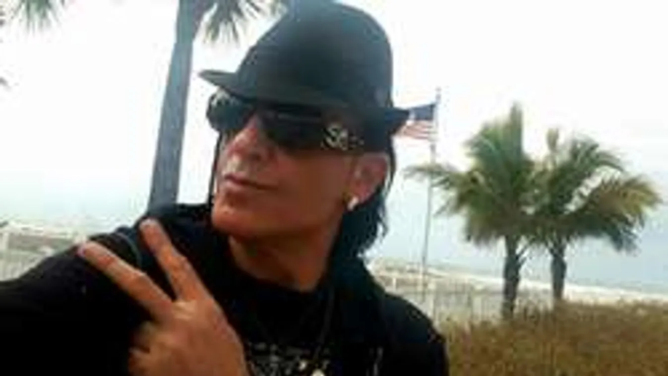 Újra beleveti magát a csajozásba az összetört lelkű magyar énekes