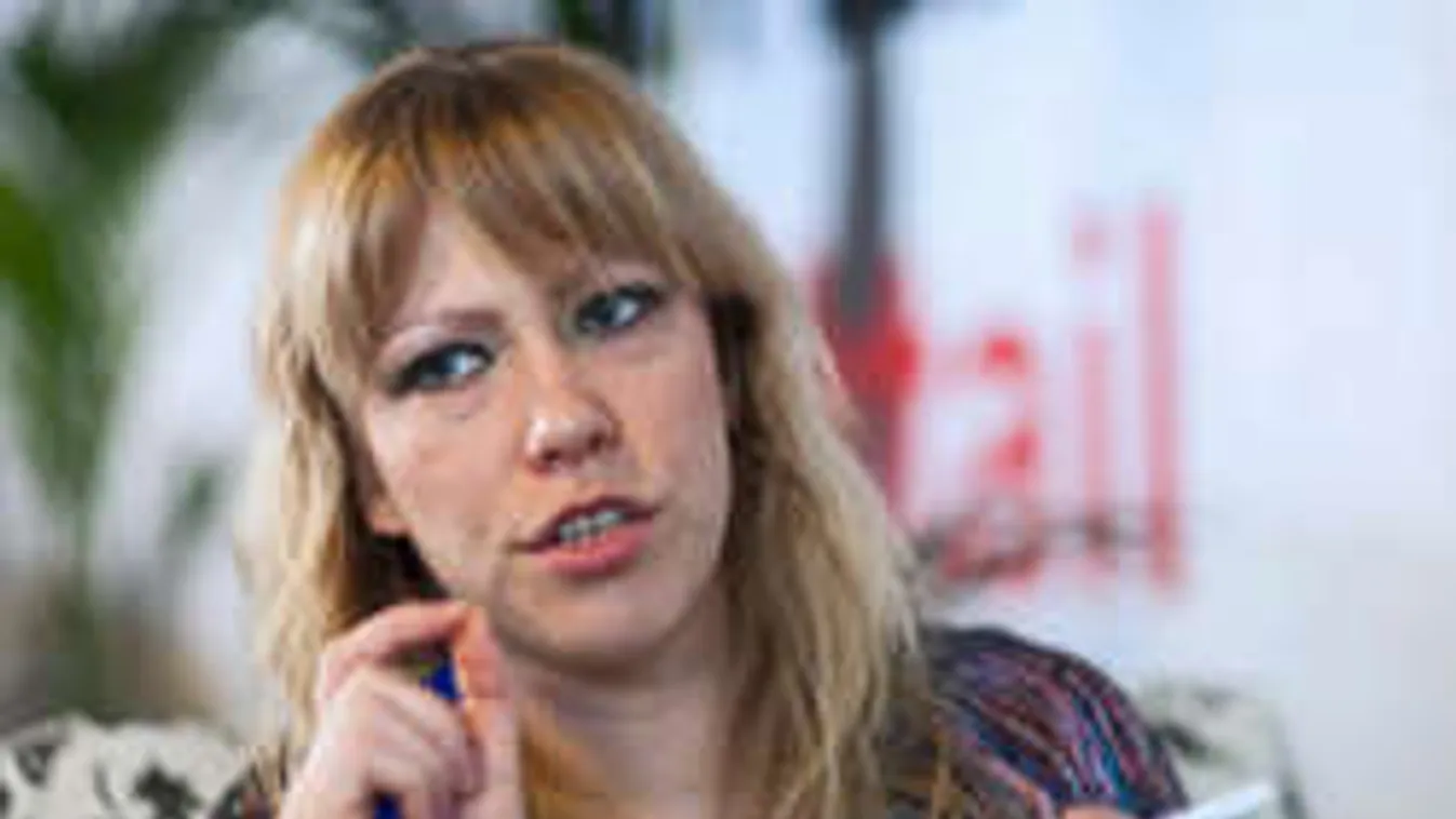 Botrány: Kiszivárogtak a politikusnő leszbikus aktfotói!