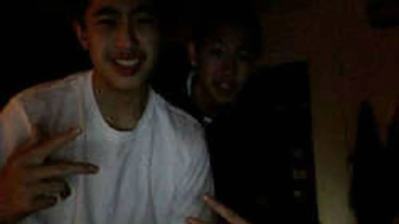 A frász törte ki a netet ettől a fotótól! Mégis mi a fene az ott, a háttérben...?