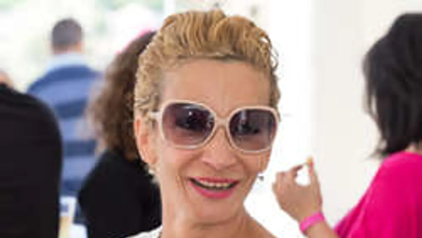 Hűha: óriási dekoltázzsal lépett színpadra Keresztes Ildikó!