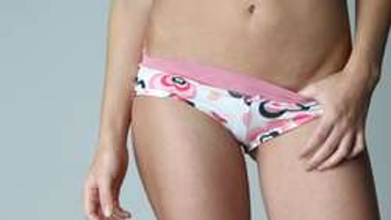 Ilyen nincs: Az áruház közepén pucéran próbálgatta a bugyikat egy nő