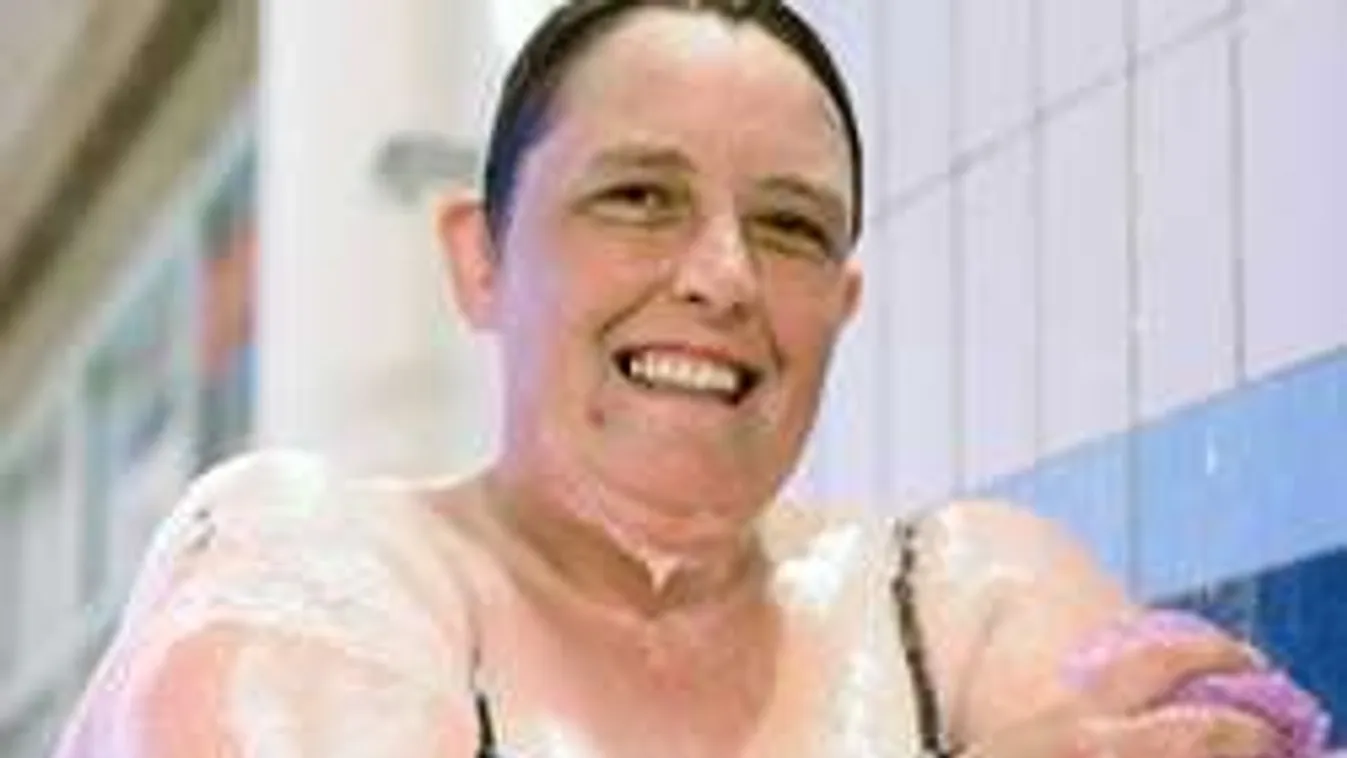 30 év után végre megfürdött a vízfóbiás nő