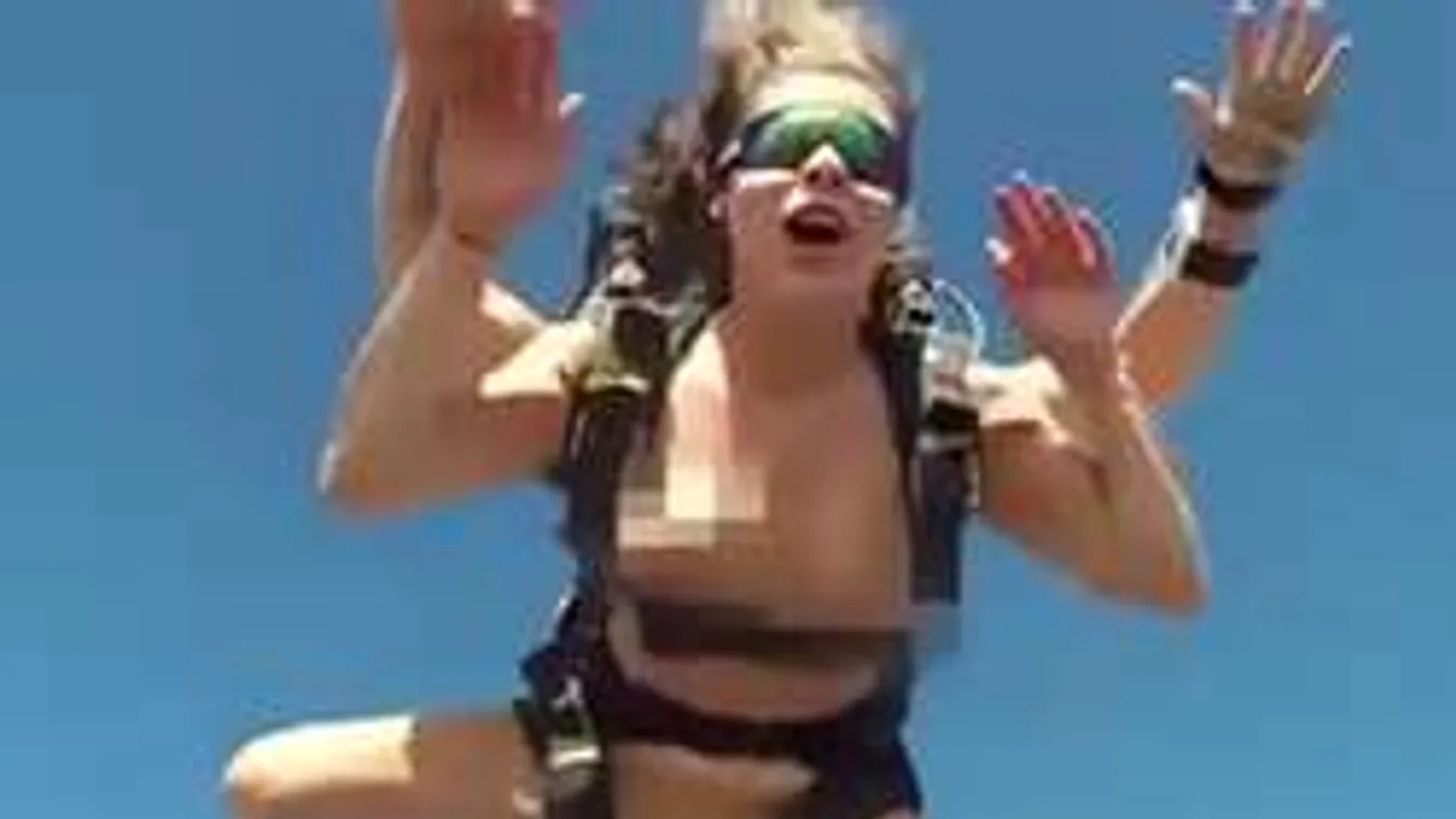 Anyaszült meztelenül ugrott ki a repülőből a hatalmas mellű pornós!