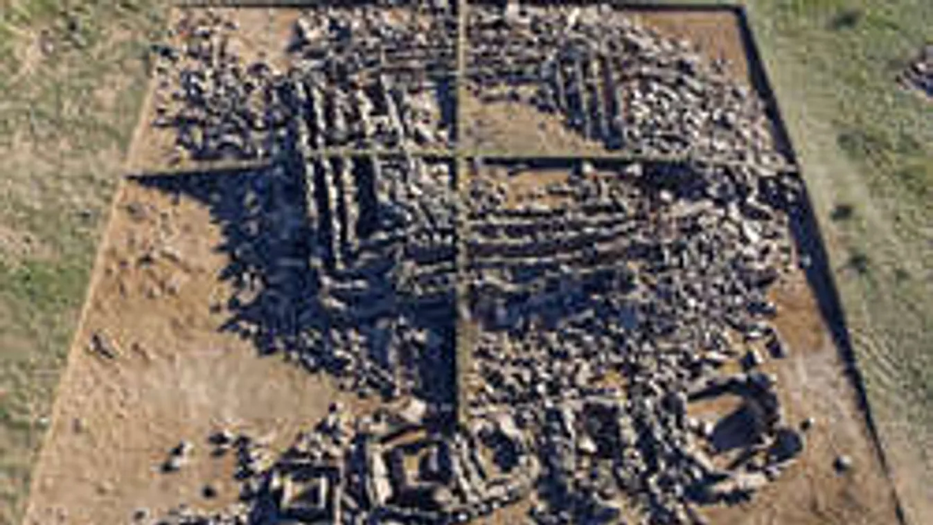 Hatezer éves piramisra bukkantak a régészek