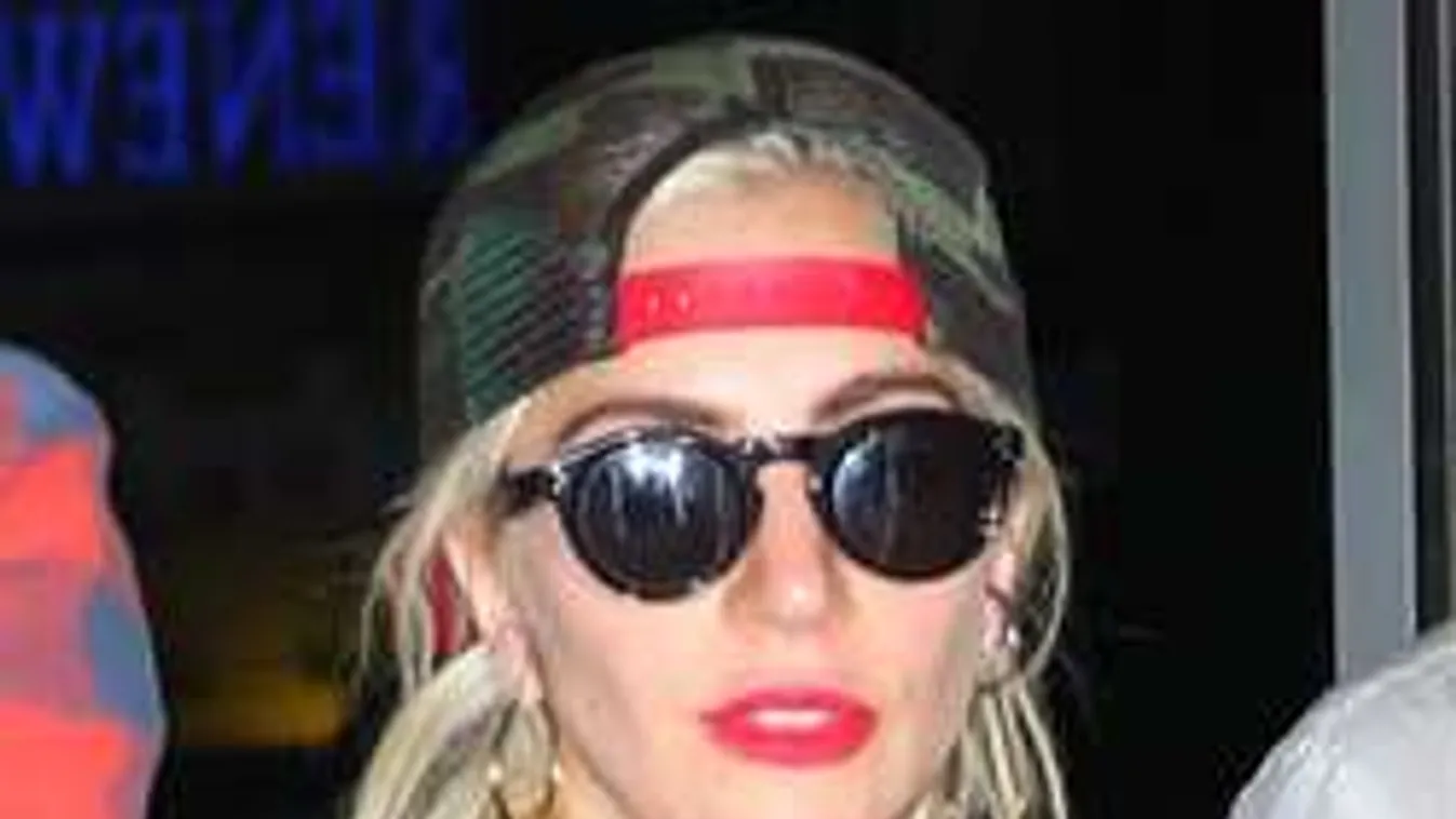 Belerokkant a szakításba, egyfolytában drogozik a sztárénekesnő!