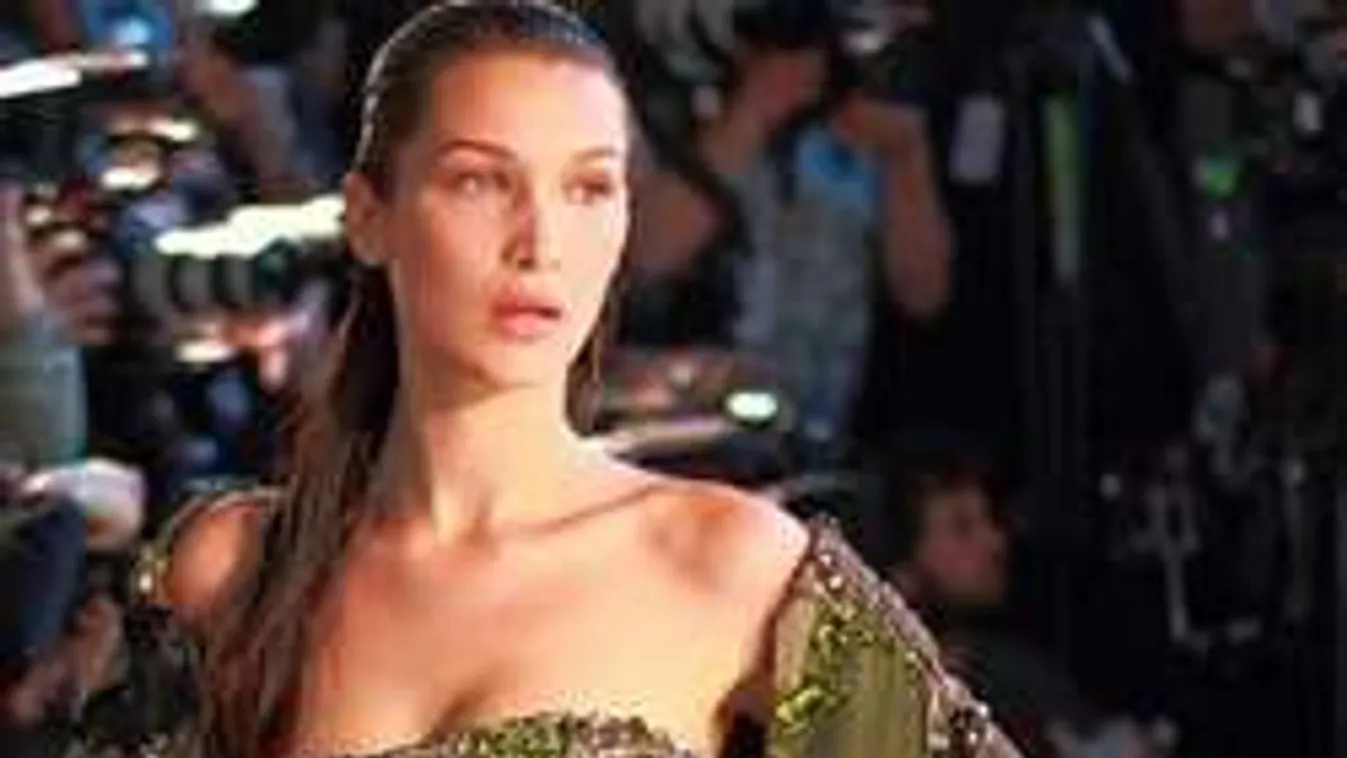 Hűha: meredező mellbimbóval fotózták a meztelen topmodellt!