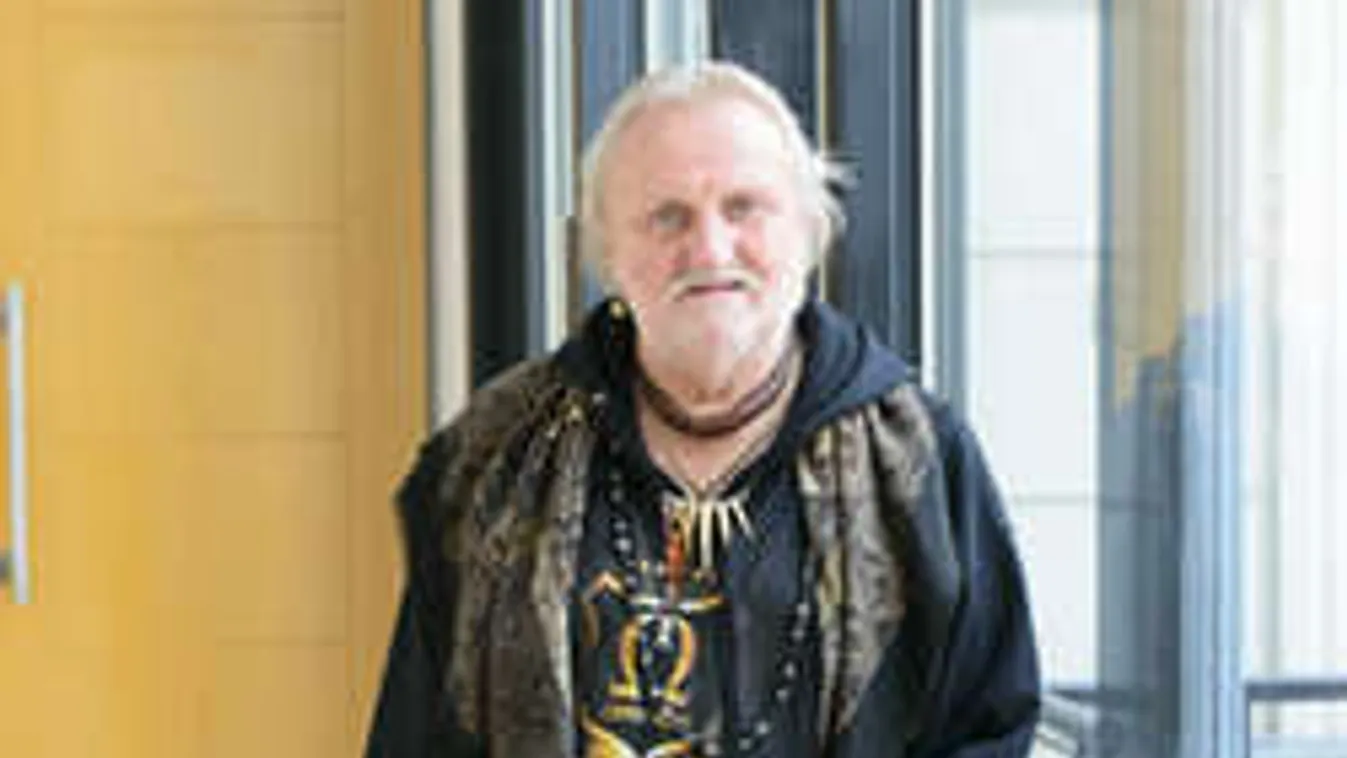 Hátborzongató titok: Vérebekkel estek a rendőrök a magyar zenésznek!