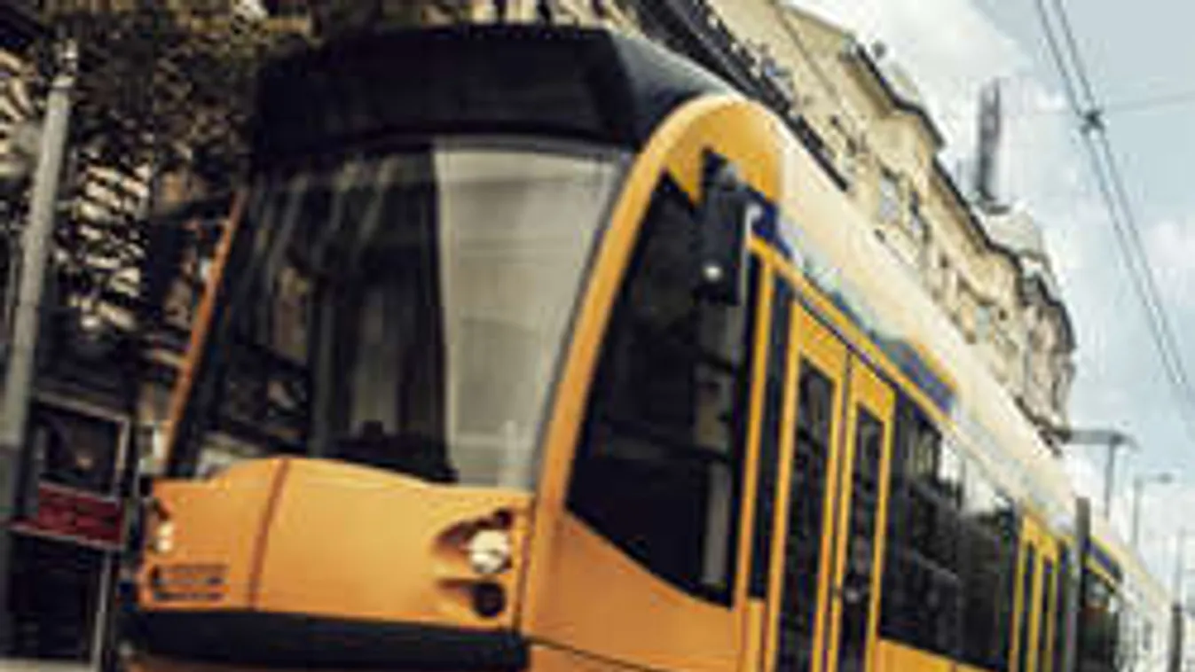 Újra rém támadt egy utasra a villamoson! De élnek még hősök!