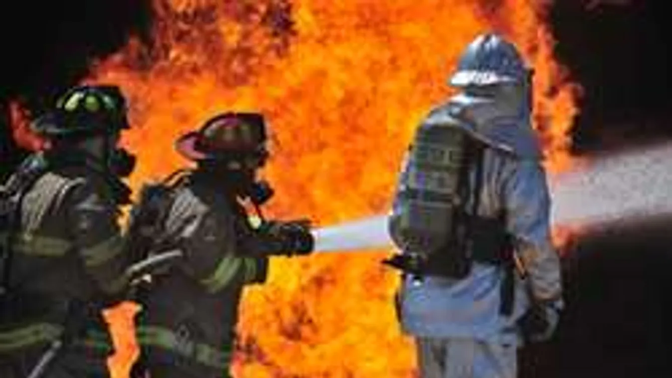 Már a tűzoltók sincsenek biztonságban! Oltás közben dobálták meg őket