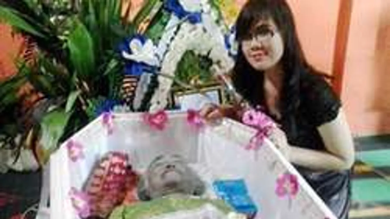 Halottakkal szelfiznek az oroszok - hátborzongató fotók!