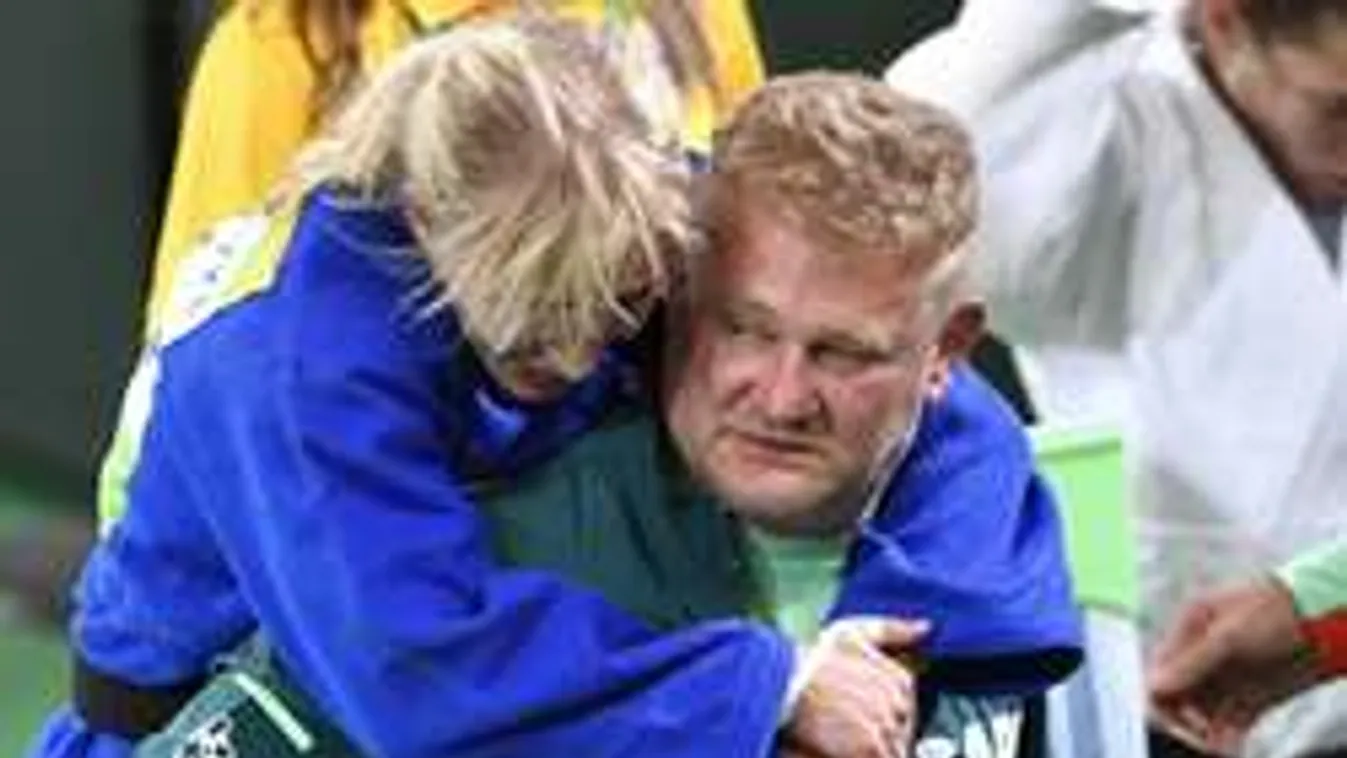 Megható fotó, édesapja viszi le a zokogó magyar olimpikont