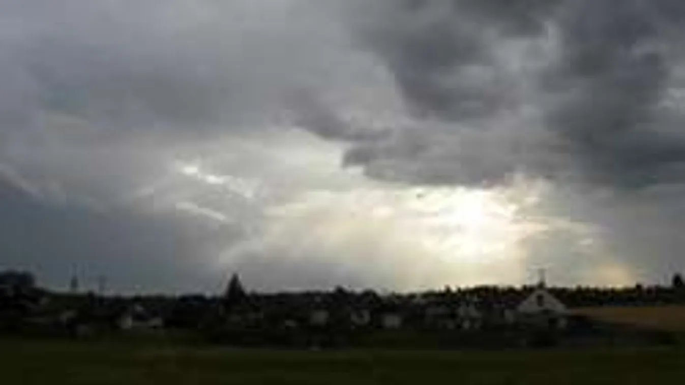 Tombol az időjárás! Intenzív esőfelhők tartanak Magyarország felé!