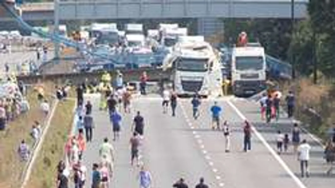 Összeomlott egy híd egy angol autópályán, magyarokat is érinthet a baleset